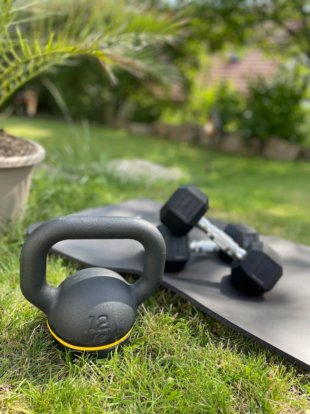 Mädchen macht Yoga und Sport von HeartBEAt