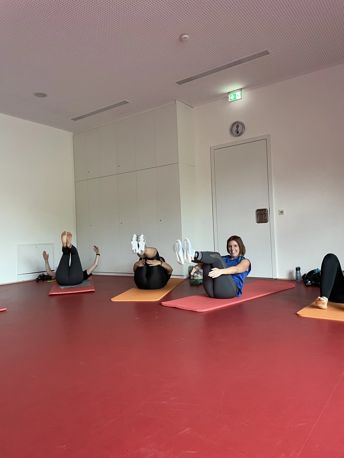 Mädchen macht Yoga und Sport von HeartBEAt