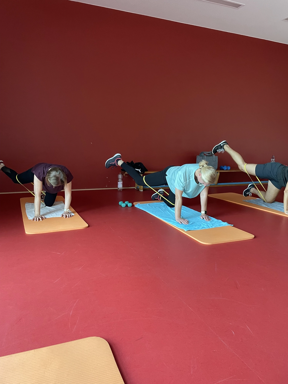 Mädchen macht Yoga und Sport von HeartBEAt