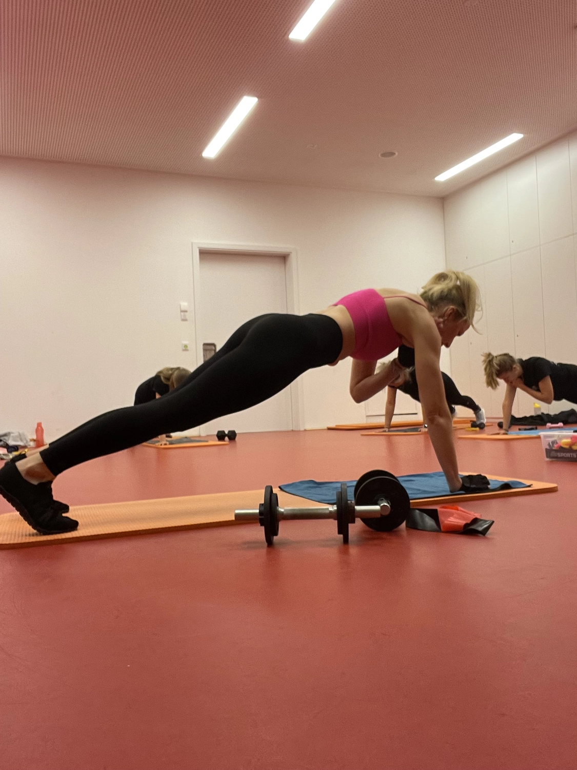 Mädchen macht Yoga und Sport von HeartBEAt