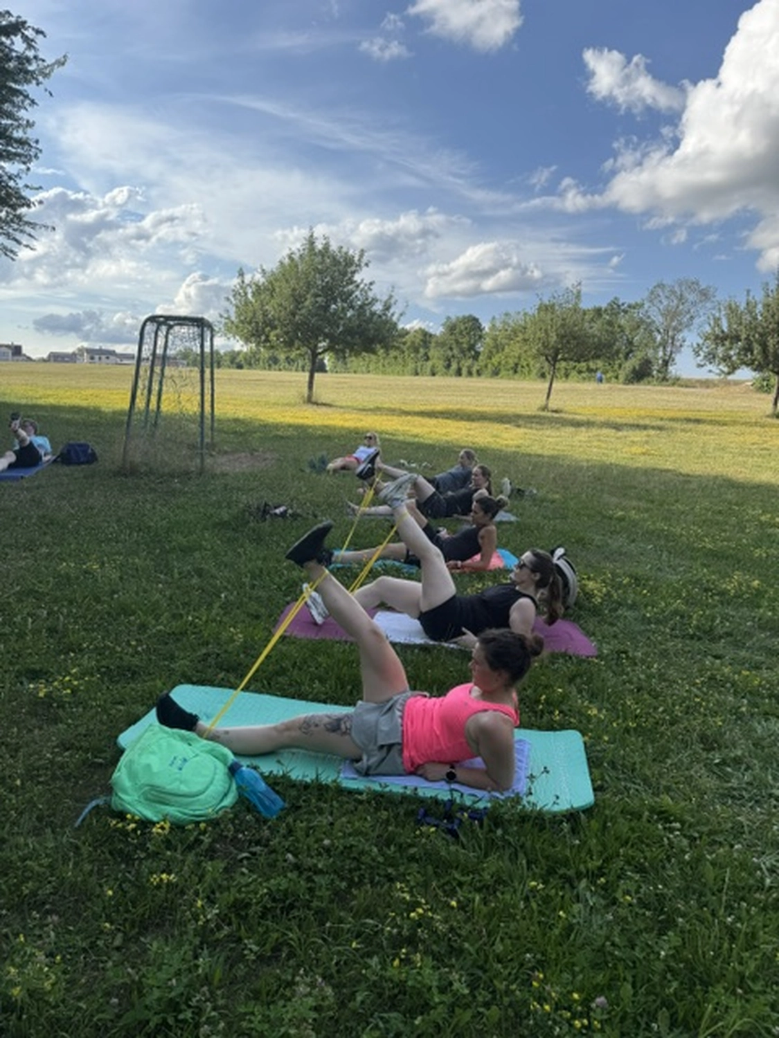 Mädchen macht Yoga und Sport von HeartBEAt 