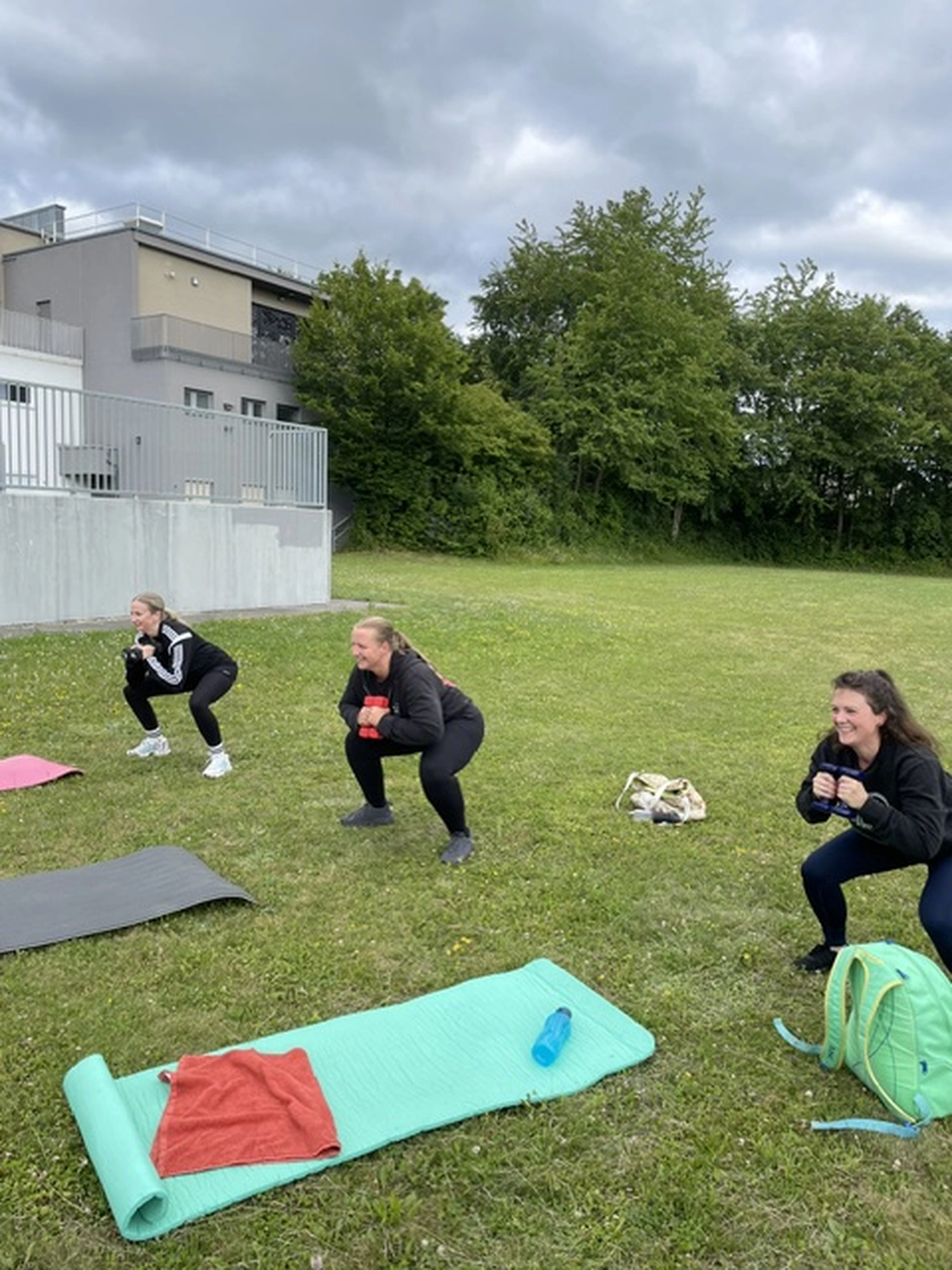Mädchen macht Yoga und Sport von HeartBEAt