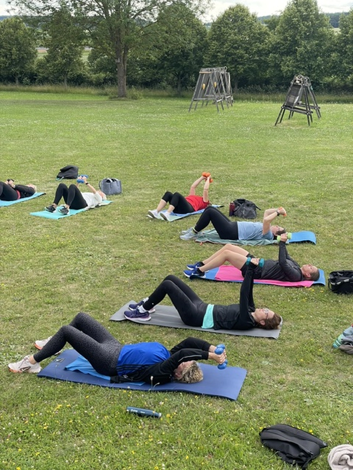 Mädchen macht Yoga und Sport von HeartBEAt