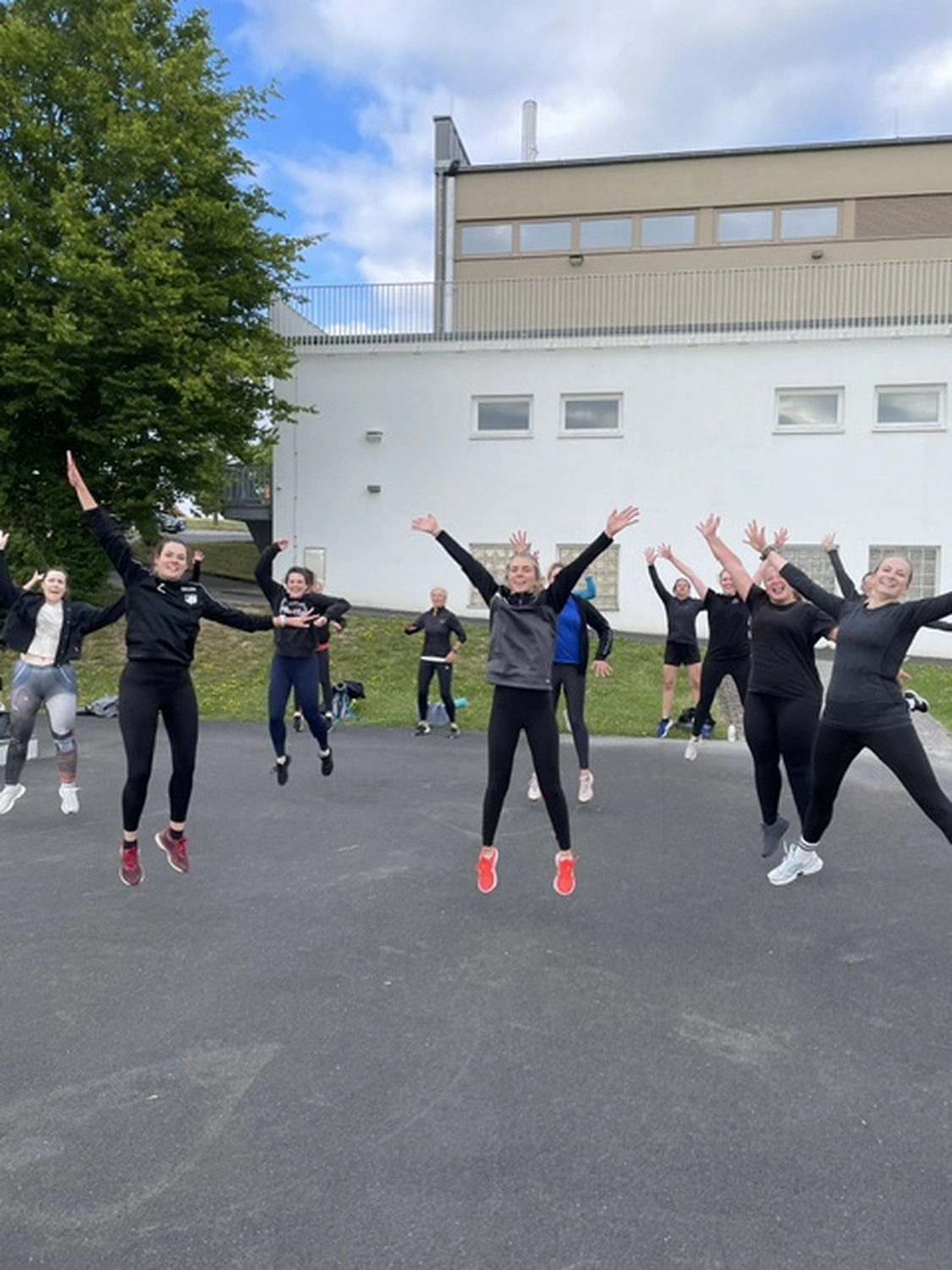 Mädchen macht Yoga und Sport von HeartBEAt