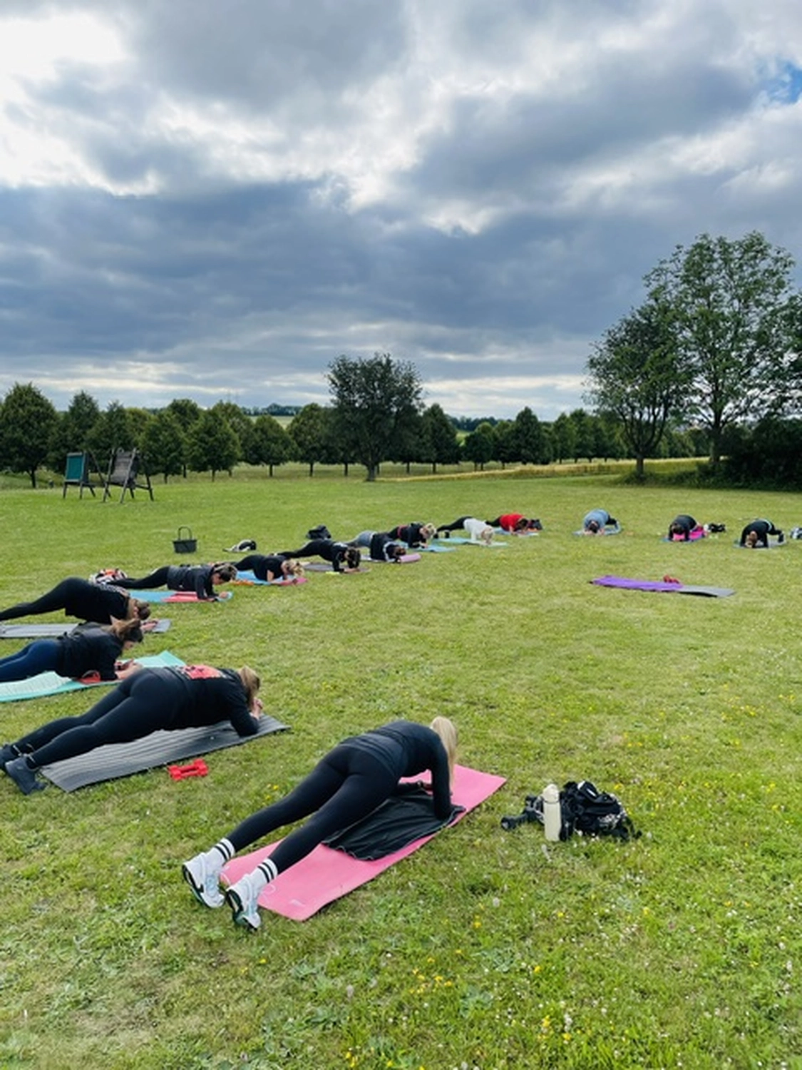 Mädchen macht Yoga und Sport von HeartBEAt 