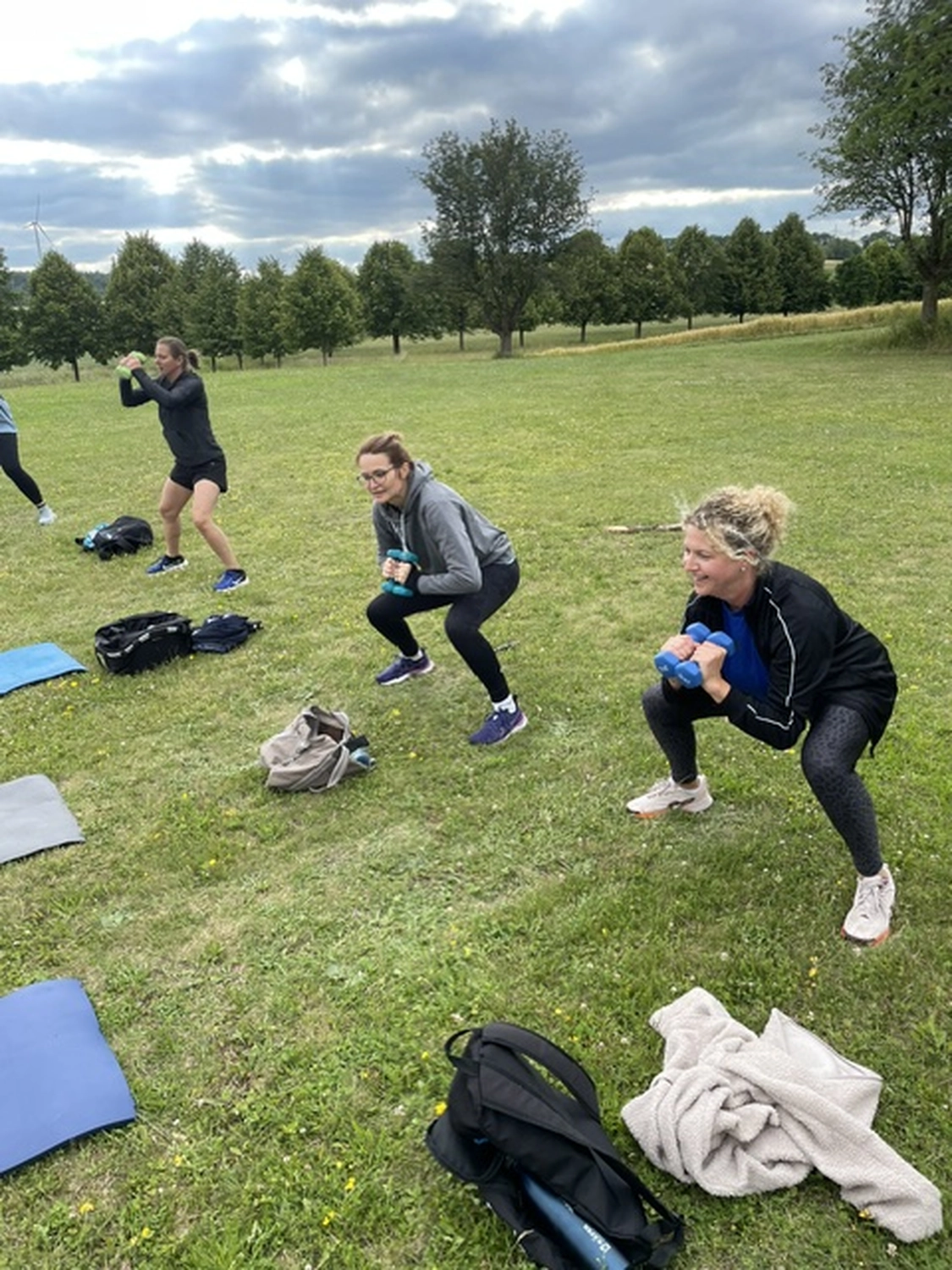 Mädchen macht Yoga und Sport von HeartBEAt 